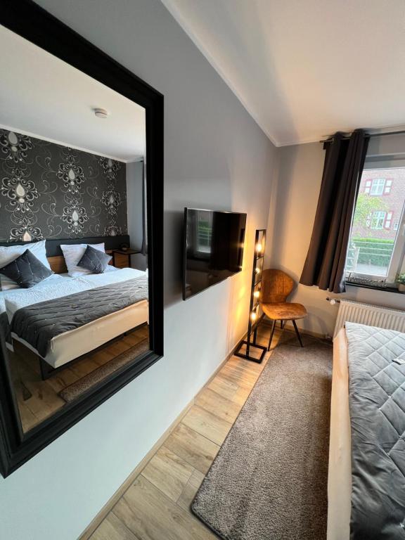 1 dormitorio con espejo grande en la pared en Pension auf dem Land en Kevelaer