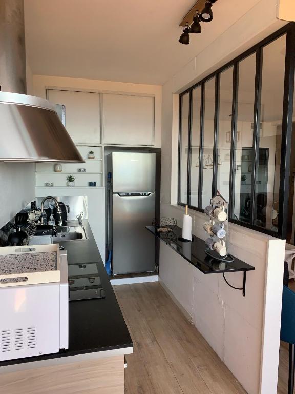 Kuchyňa alebo kuchynka v ubytovaní Appartement « Marinella » splendide vue mer aux Sanguinaires