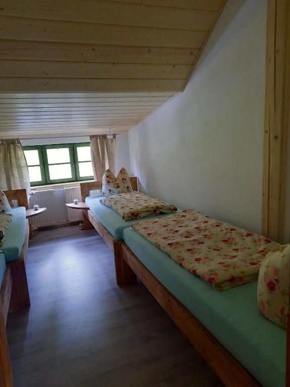 Postel nebo postele na pokoji v ubytování Steinhaus / Kamenny Dum