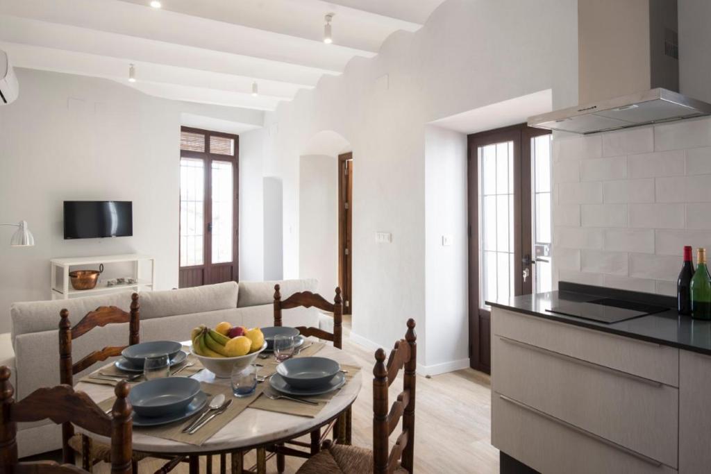 eine Küche mit einem Tisch und einer Obstschale darauf in der Unterkunft Apartamento La Casa del Santo in Carmona