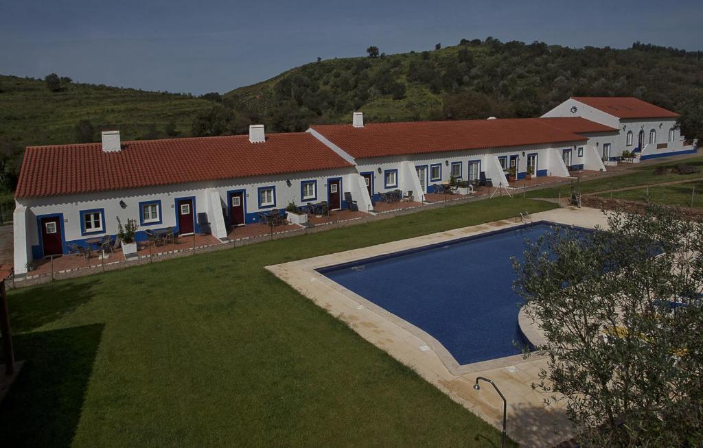 uma vista aérea de uma casa com piscina em Quinta do Chocalhinho Agroturismo & SPA em Odemira