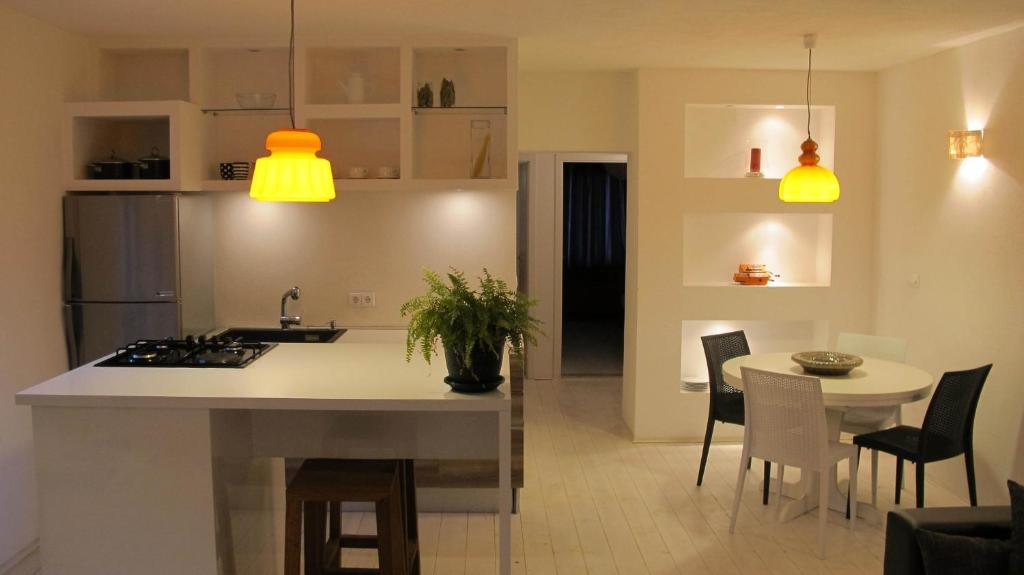 - une cuisine avec un îlot de cuisine et une table avec des chaises dans l'établissement Apartments Coral of Dubrovnik, à Dubrovnik