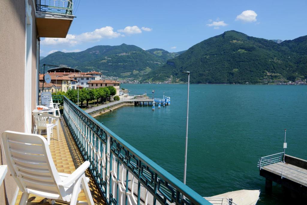 einen Balkon mit Stühlen und Blick auf einen Wasserkörper in der Unterkunft Casa Paradise in Castro