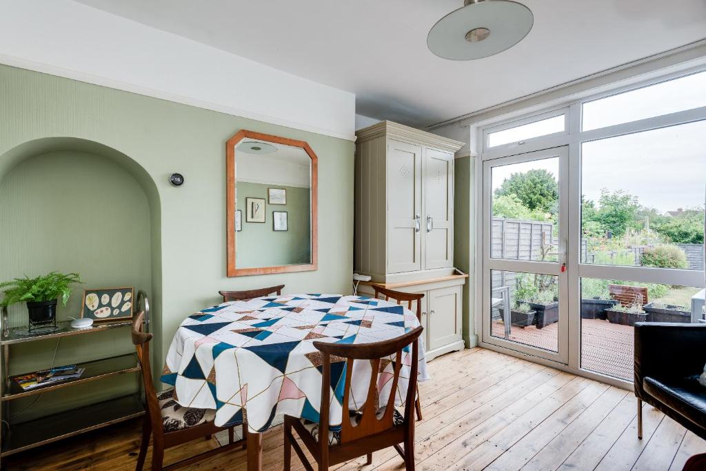 牛津的住宿－Cheerfull 3-Bedroom Home with parking & garden，一间带桌子和窗户的用餐室
