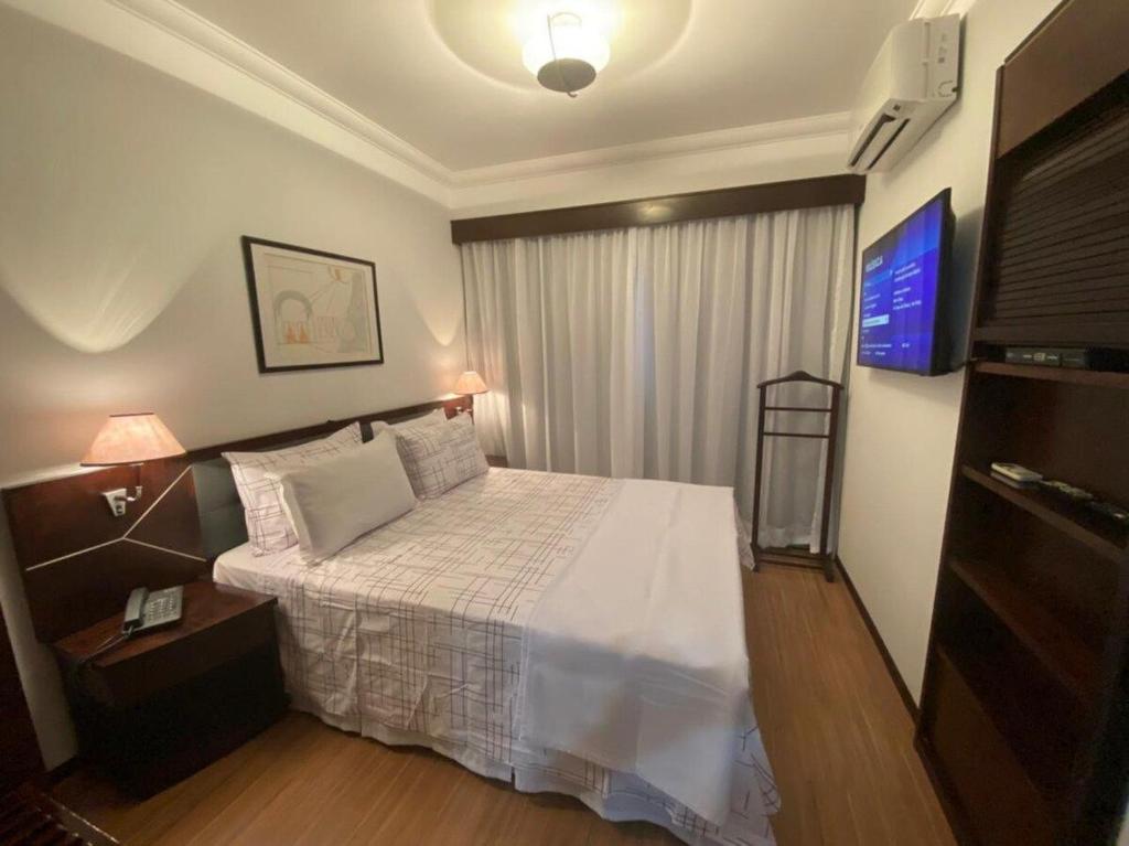 een hotelkamer met een bed en een televisie bij The Palace TV no Quarto Limpeza Diária UH902 in Sao Paulo