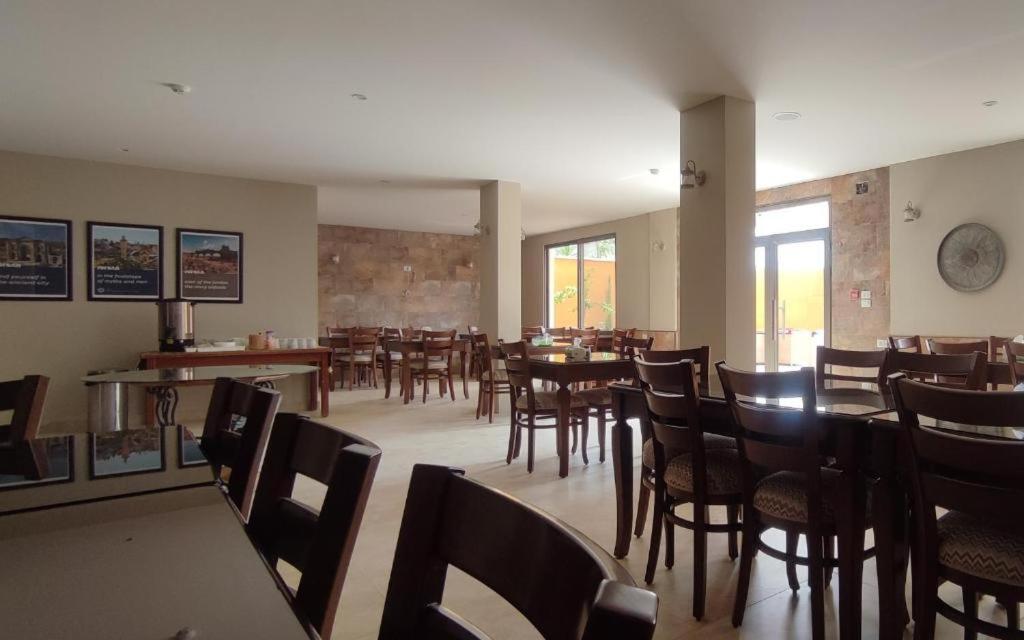 Restaurace v ubytování Black Iris Hotel II