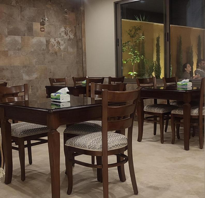 Restaurace v ubytování Black Iris Hotel II