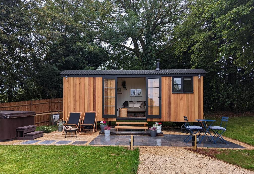 Luxury Shepherd's Hut in Private Orchard w/Hot-tub, Bristol – Updated 2023  Prices