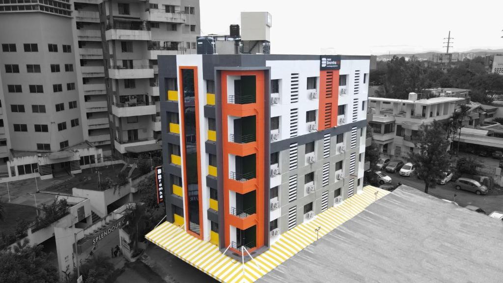 DāpuriHotel Bramha Inn Aundh Wakad Rooms Restaurant Banquet的城市建筑的俯视图