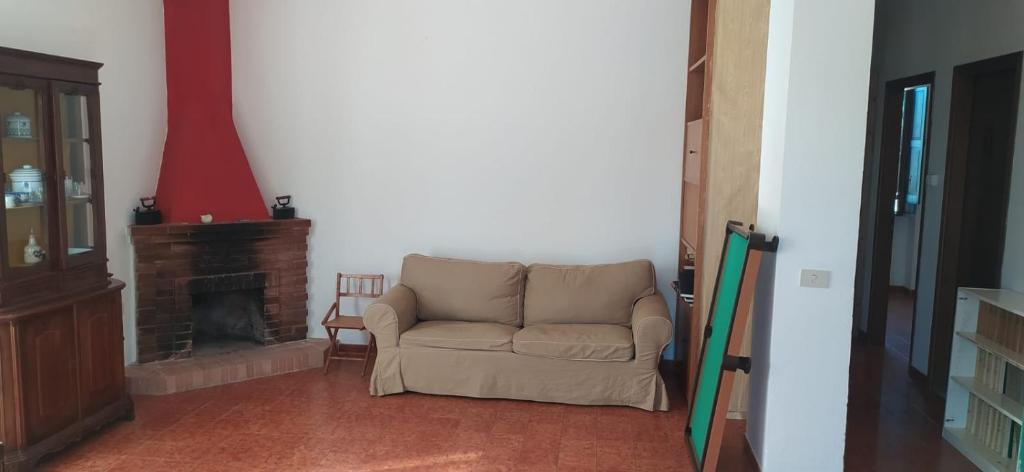 uma sala de estar com um sofá e uma lareira em Villa Lara 