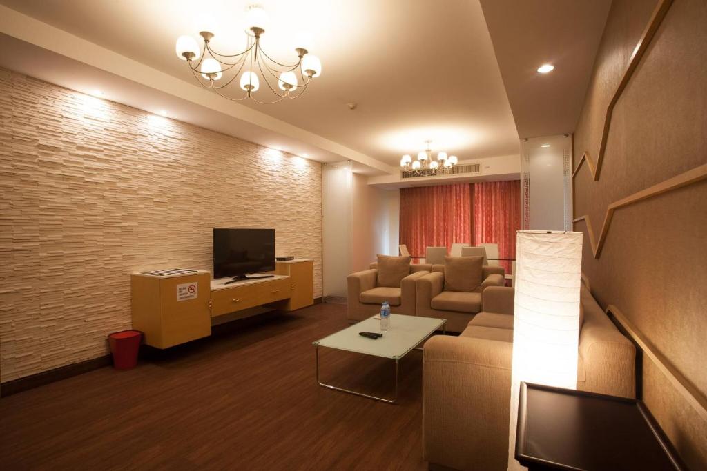 TV a/nebo společenská místnost v ubytování 4D-Lovely 25 Bedrooms Bkk Downtownbtsmrtboat
