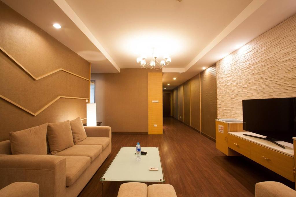 TV a/nebo společenská místnost v ubytování 4D-Lovely 25 Bedrooms Bkk Downtownbtsmrtboat