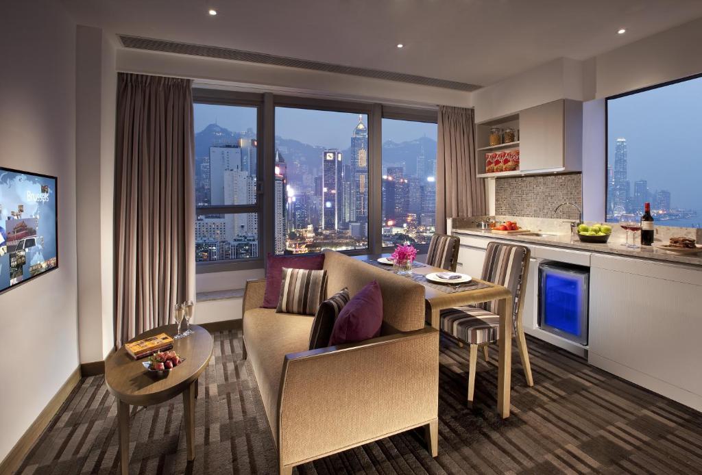 uma cozinha e sala de estar com vista para a cidade em Hotel One Eighteen em Hong Kong