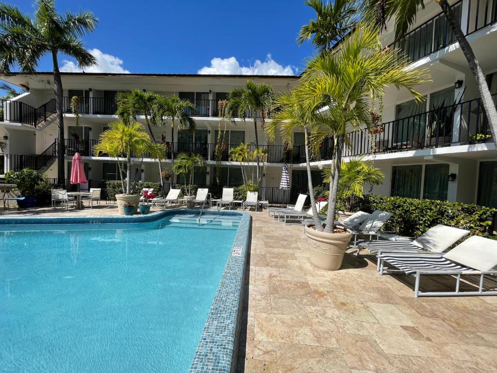uma piscina com espreguiçadeiras e um hotel em Ocean Mile Hotel em Fort Lauderdale