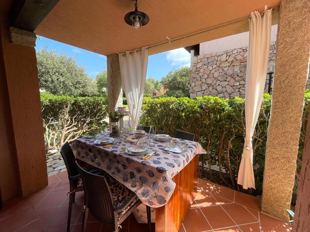 A garden outside Deluxe Apartments in Porto Rotondo