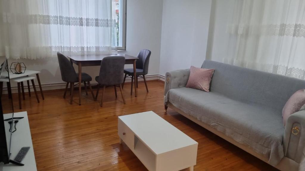un soggiorno con divano e tavolo di Erdem Apartment ad Atakum
