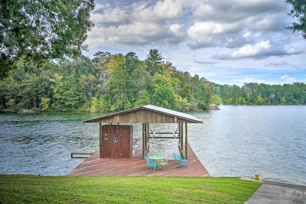einen Pavillon auf einem Dock auf einem See in der Unterkunft Lakeside Spring City Home Private Boat Ramp! in Spring City
