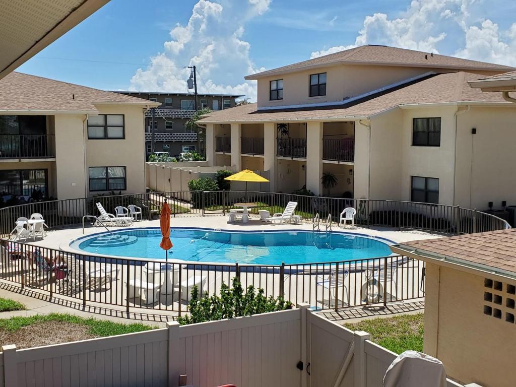 una piscina en el patio trasero de una casa en Welcome to Oasis #21 Your Coastal Retreat in Daytona Beach Shores-Walk To The Beach, en Daytona Beach Shores