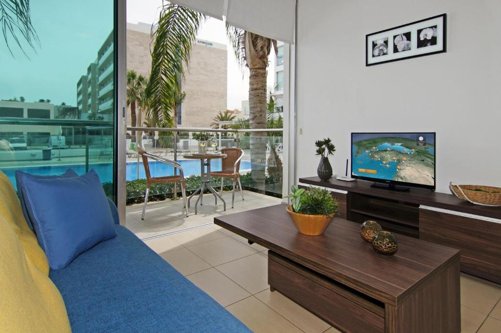 Bazén v ubytování DIANA - Coralli Beachfront Apartment nebo v jeho okolí
