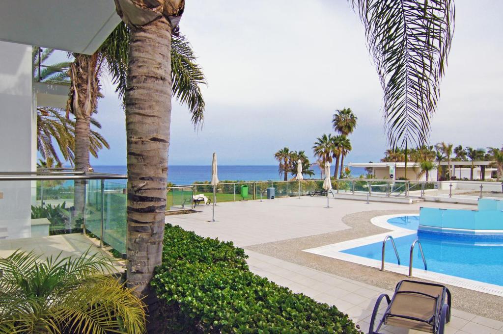 Bazén v ubytování DIANA - Coralli Beachfront Apartment nebo v jeho okolí