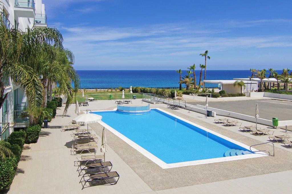 Bazén v ubytování DIANA - Coralli Beachfront Apartment nebo v jeho okolí