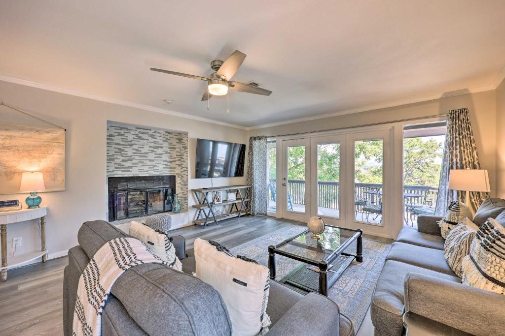 Μια τηλεόραση ή/και κέντρο ψυχαγωγίας στο Hot Tub Access Fantastic Condo in Hot Springs!