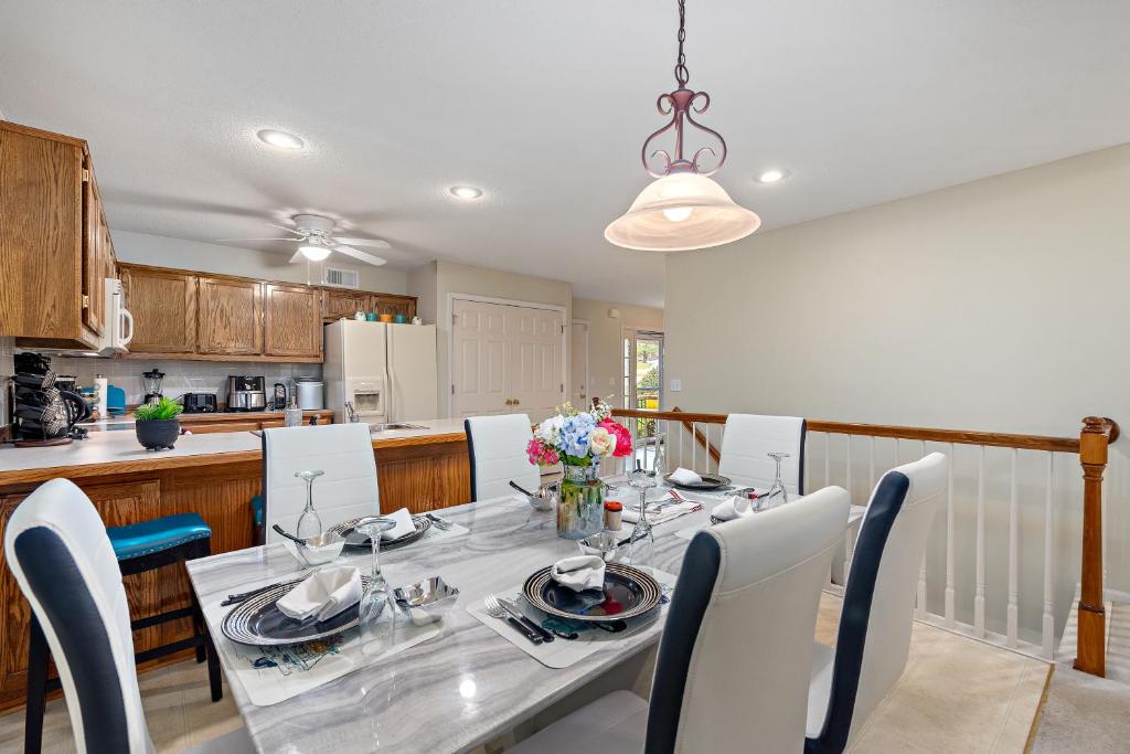 Beautiful Townhome, 11 minutes to Downtown, KCMO. - Maison De Trois Chambres