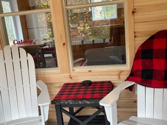 Chalet rouge au bord de la rivière, St-Côme - Housity