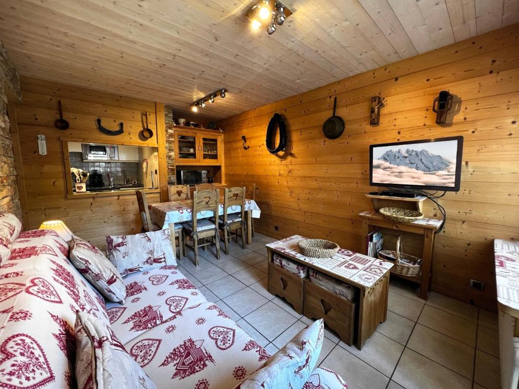 une chambre avec un canapé et une table dans une cabine dans l'établissement Elan 7 - Appartement 2 chambres, à La Clusaz