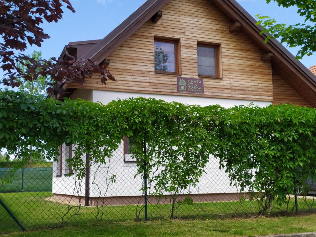 una casa con una valla delante de ella en Chata Relax Moravec, en Moravec