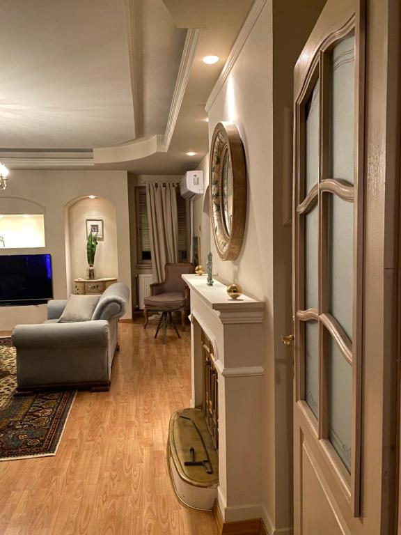 un soggiorno con divano e camino di Casa Botisa - Luxury Villa with private pool a Kumanovo