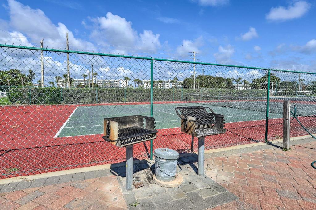 Tenis a/nebo squash v ubytování The Palms Cocoa Beach Condo Walk to Beach! nebo okolí