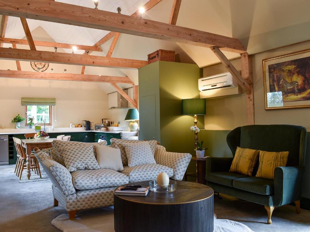 sala de estar con sofá, sillas y mesa en Cosy Cottage - Uk34263, en Fordingbridge