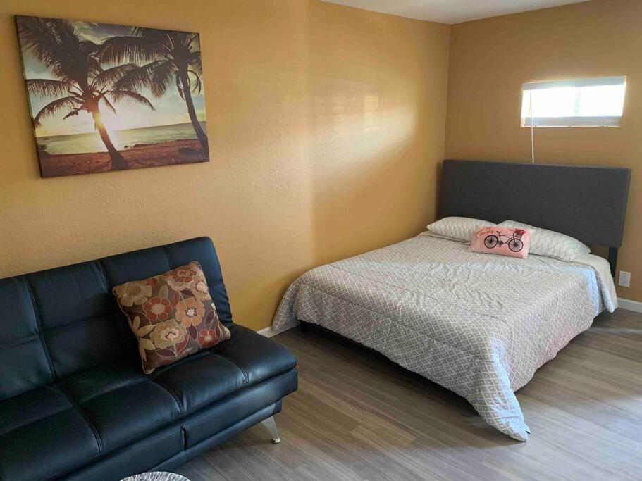 um pequeno quarto com uma cama e um sofá em River getaway Downstairs unit em Bullhead City