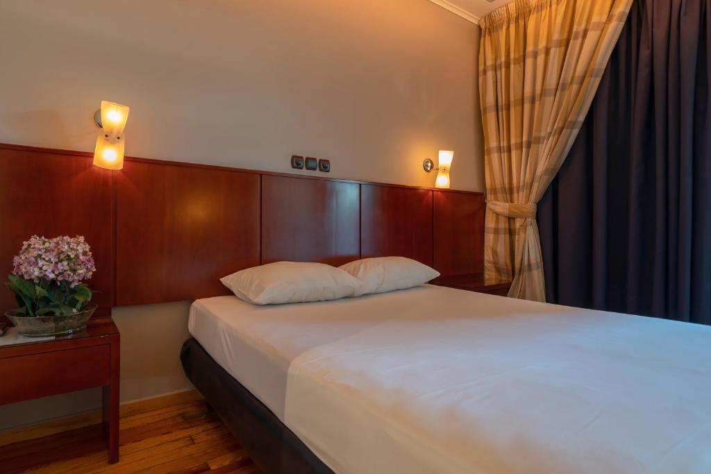 Postel nebo postele na pokoji v ubytování Pines Hotel