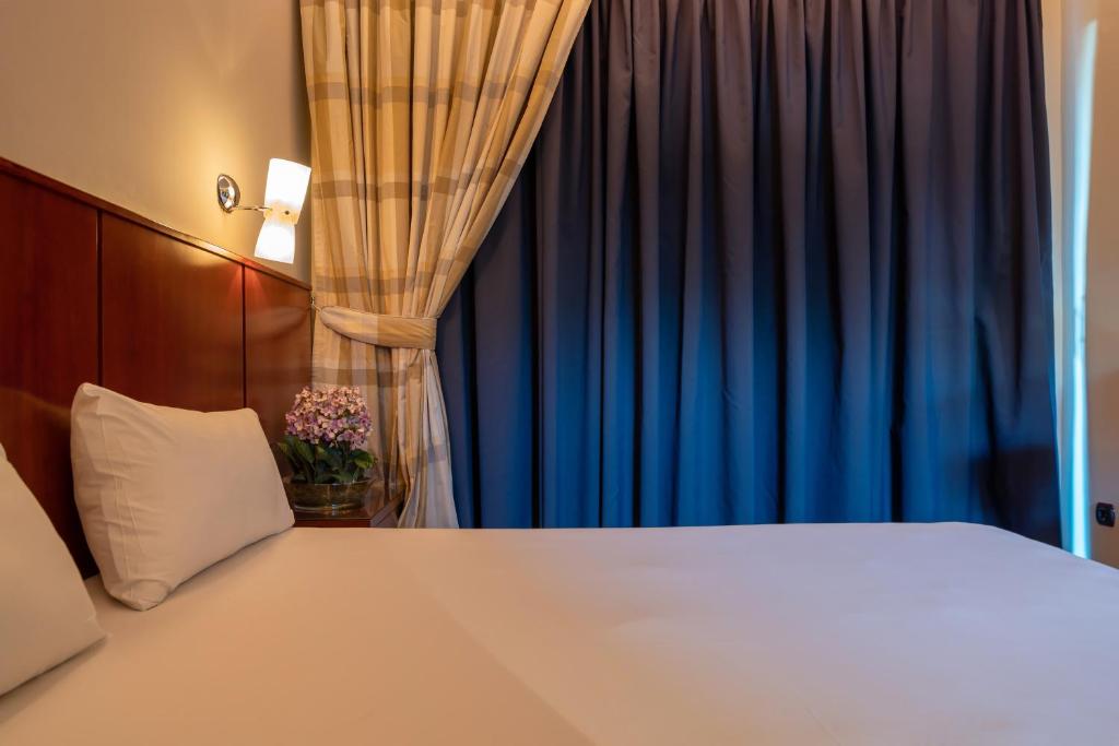 Postel nebo postele na pokoji v ubytování Pines Hotel