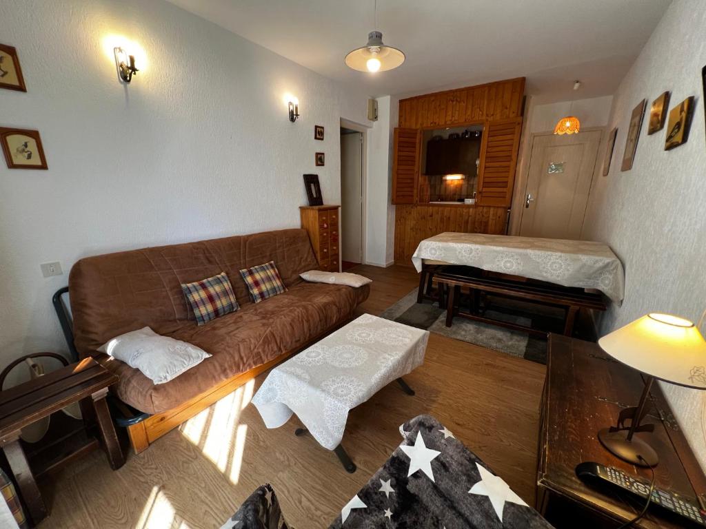un salon avec un canapé et un lit dans l'établissement Viking 23 - Appartement 5 pers centre du village, à La Clusaz
