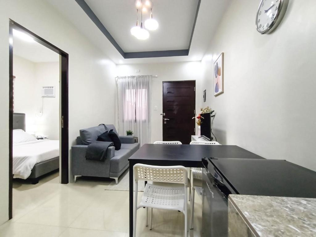 Postel nebo postele na pokoji v ubytování Manzil Anilao B&B