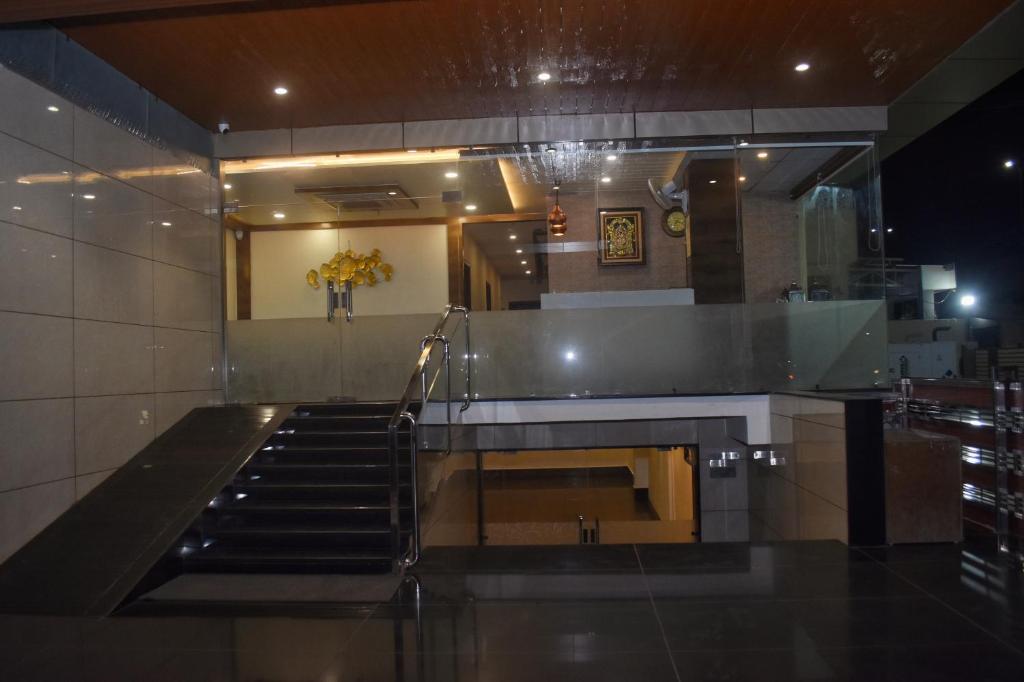um átrio com uma escada num edifício em HOTEL CENTRUM em Kota