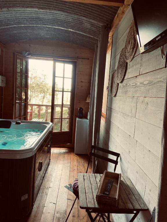 Fotografie z fotogalerie ubytování Chambre avec spa privé v destinaci Candor
