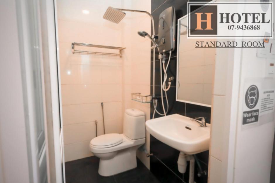 Koupelna v ubytování H Hotel