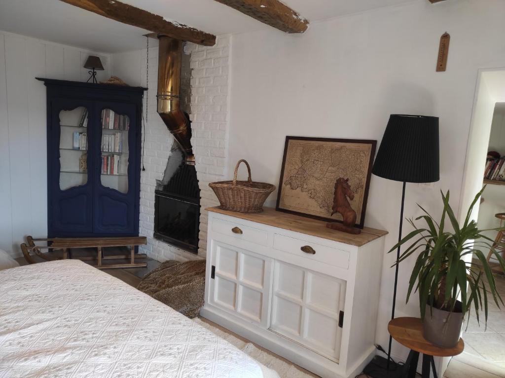 Un dormitorio con una cama y un tocador con una foto. en Domaine de Cruvelet Petit gite, en Trigance