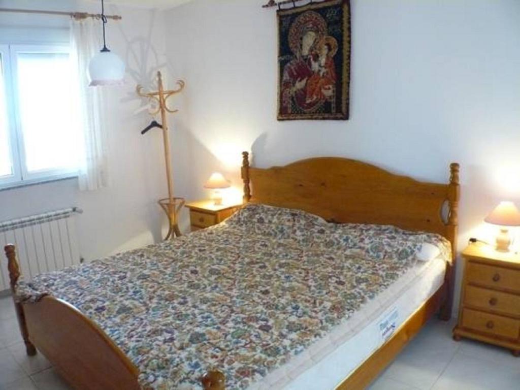 1 dormitorio con 1 cama con una cruz en la pared en Holiday Home Begonia, en Denia