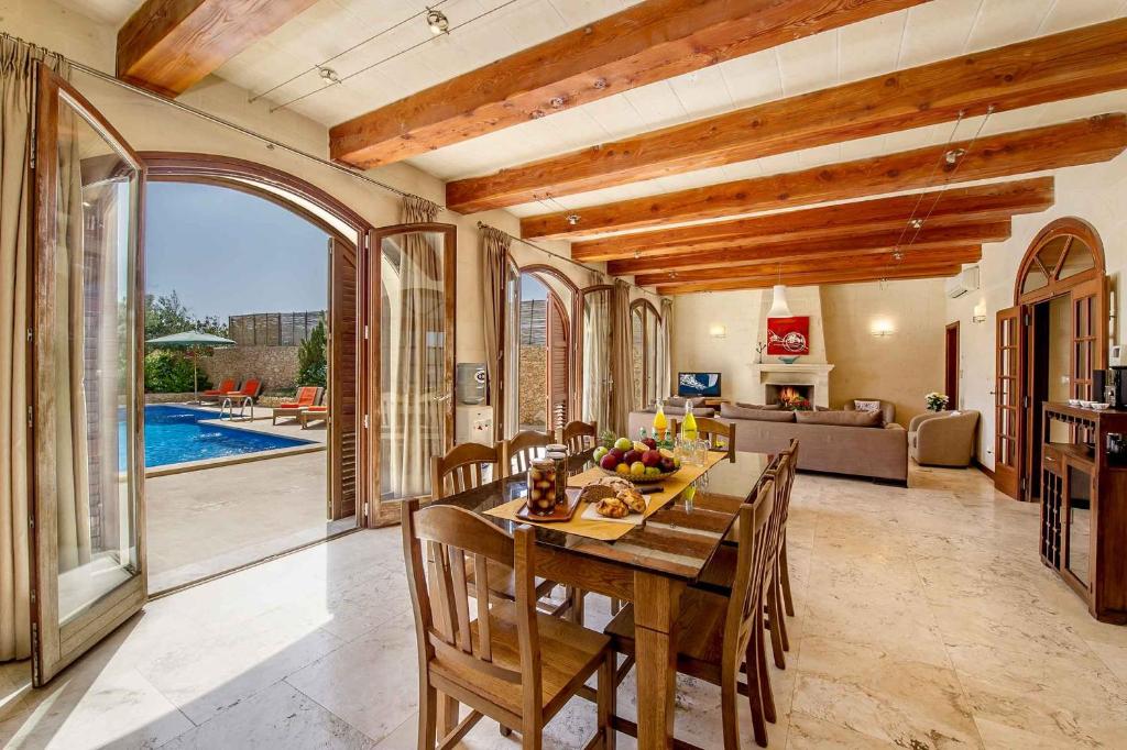 Bazén v ubytování The Almonds Luxury Villa nebo v jeho okolí
