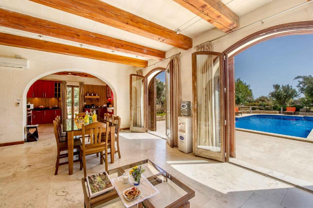 Bazén v ubytování The Almonds Luxury Villa nebo v jeho okolí