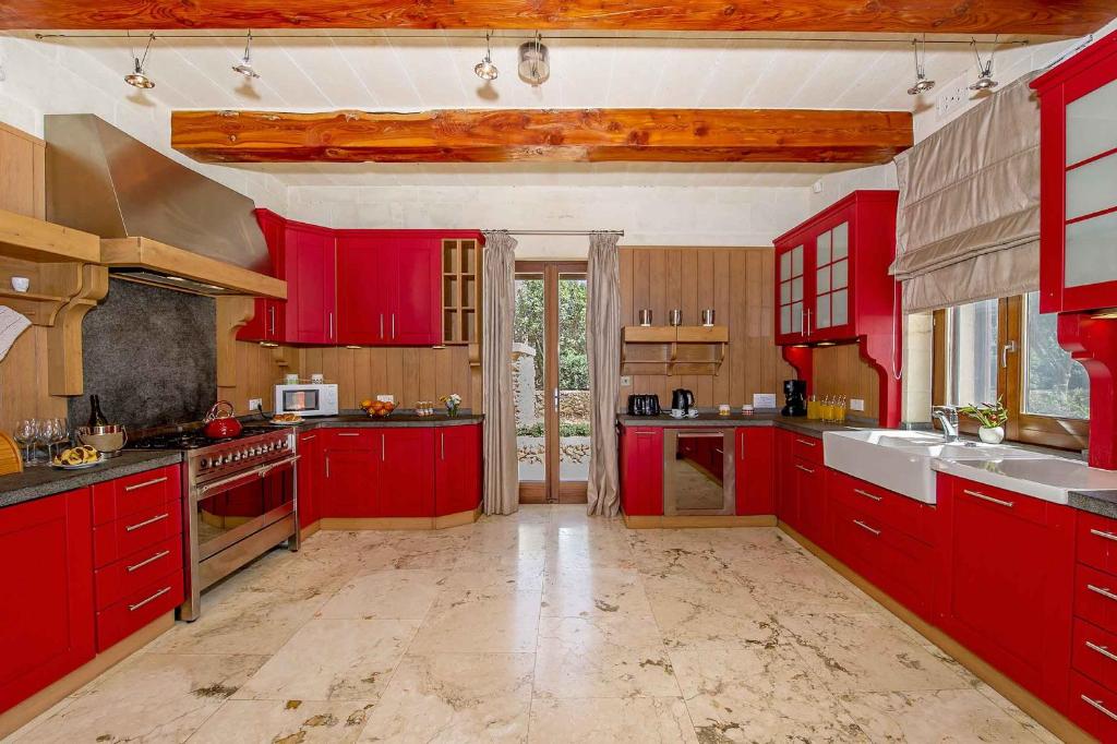 Kuchyň nebo kuchyňský kout v ubytování The Almonds Luxury Villa
