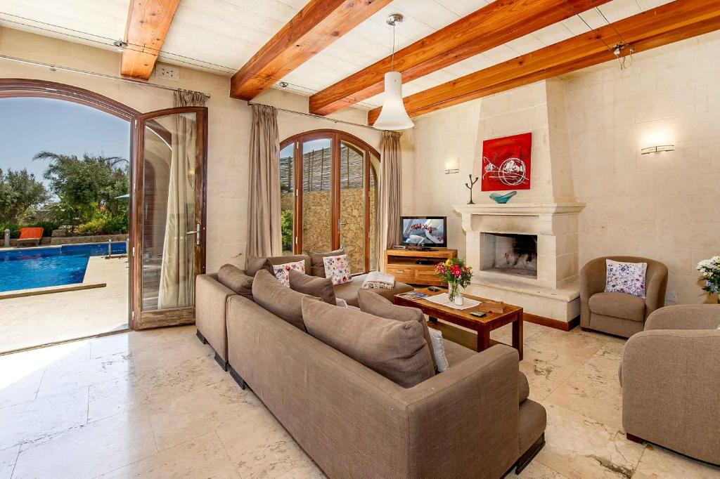 Bazén v ubytování The Almonds Luxury Villa nebo v jeho okolí