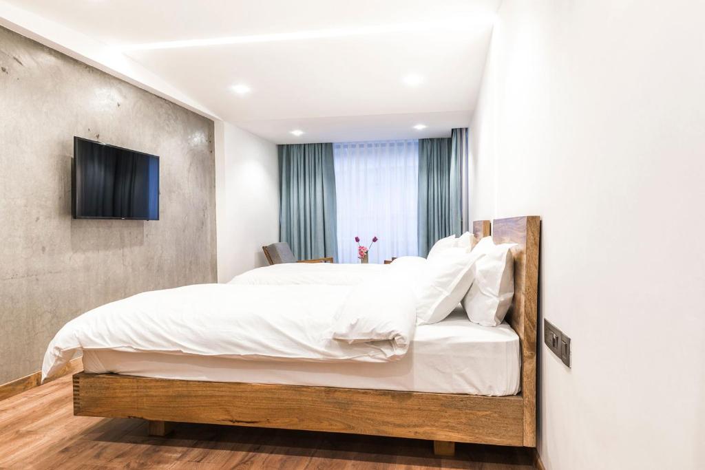 Postel nebo postele na pokoji v ubytování 9ine Thamel Hotel
