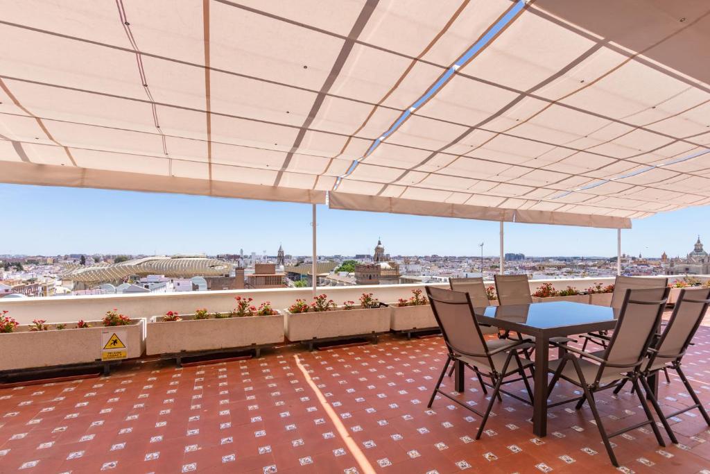 Balkón nebo terasa v ubytování City Center Deluxe Sky View by Valcambre