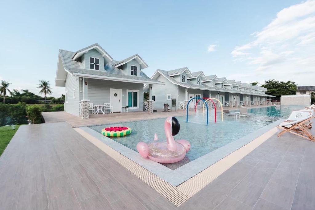 una piscina con un cisne rosa en el agua en Wangpruksa Resort en Muaklek